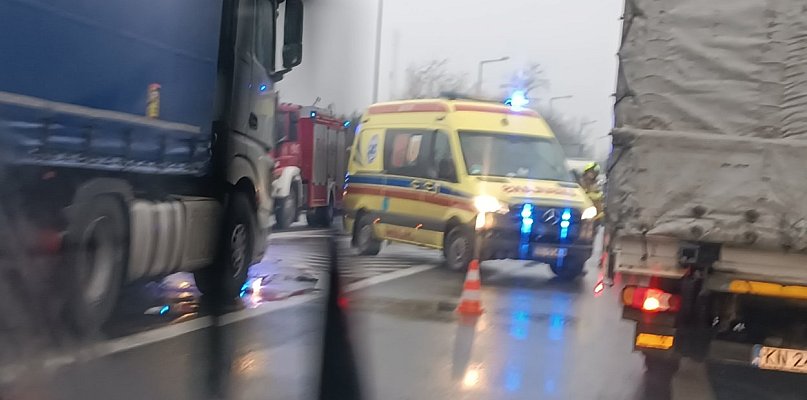 Zderzenie trzech pojazdów w Łowiczu. Trzy osoby trafiły do szpitali - 333714