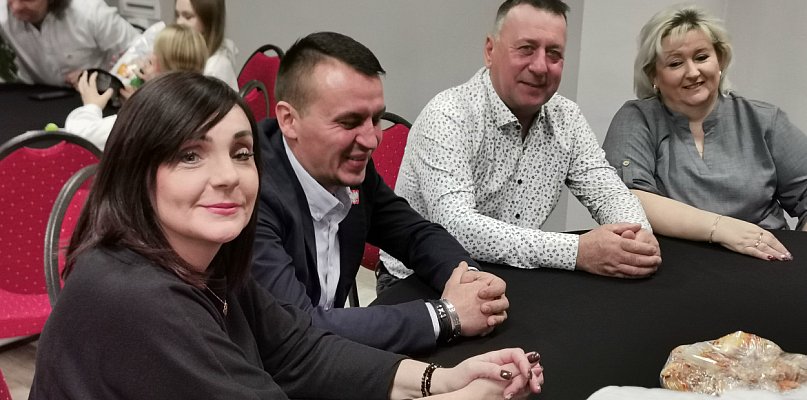 Łowickie Andrzejki na Przedmieściu. Mieszkańcy bawią się w ZAZ - 333909