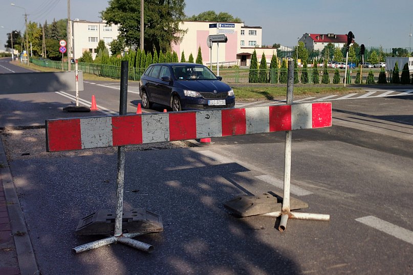 Drogowy tor przeszkód na łowickim Blichu