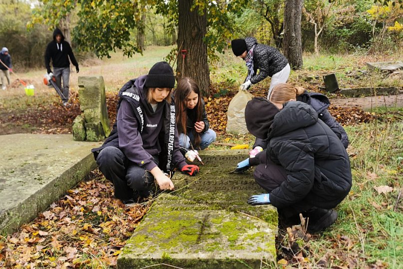 Porządkowanie Cmentarza Prawosławnego w Łowiczu