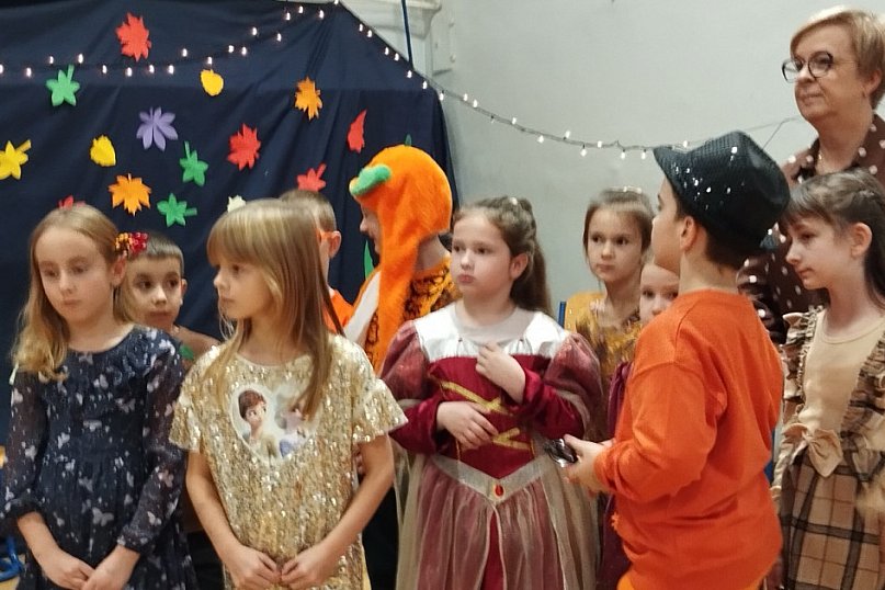 Łowicz. Bal Jesiennych Liści w SP 4