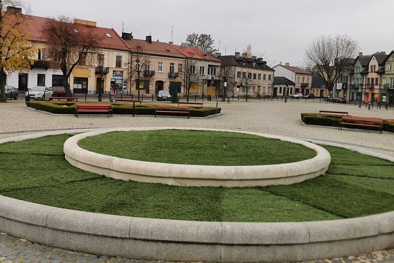 Fontanna w Łowiczu przykryta sztuczną trawą