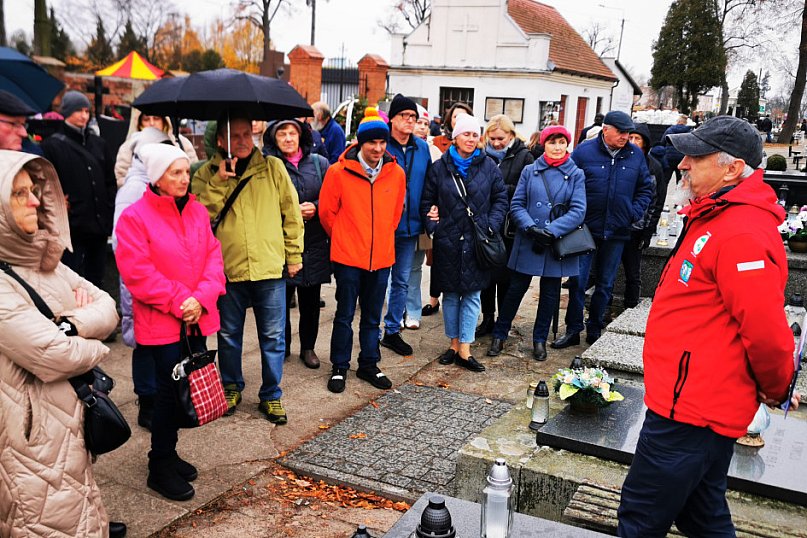 Łowiczanie odkrywali historię cmentarzy