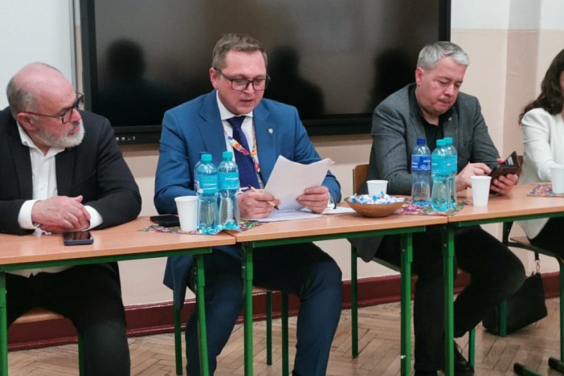 Łowicz. Spotkanie z burmistrzem na os. Dąbrowskiego