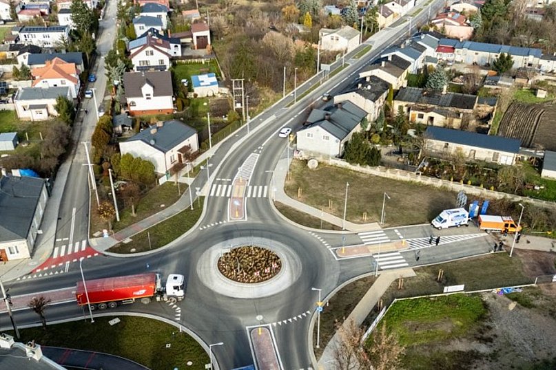 Żychlin z nową drogą i rondami.