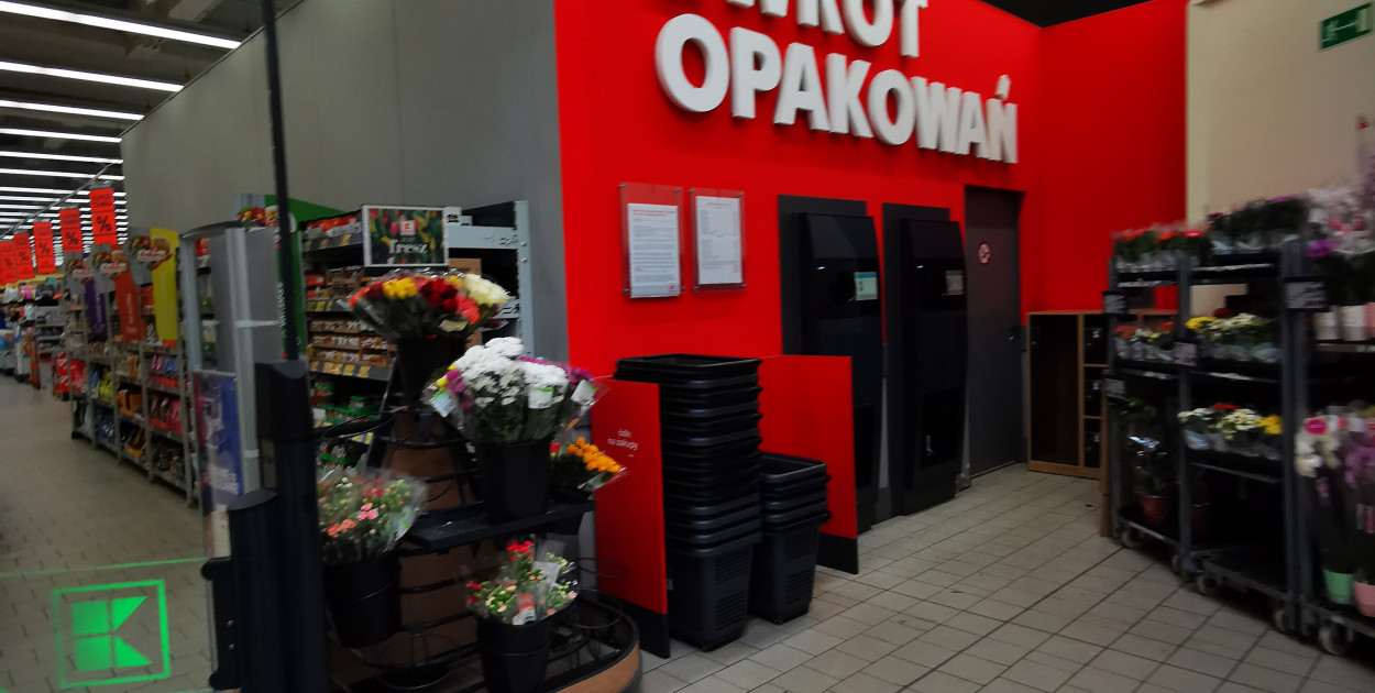 Butelkomat w łowickim Kauflandzie.