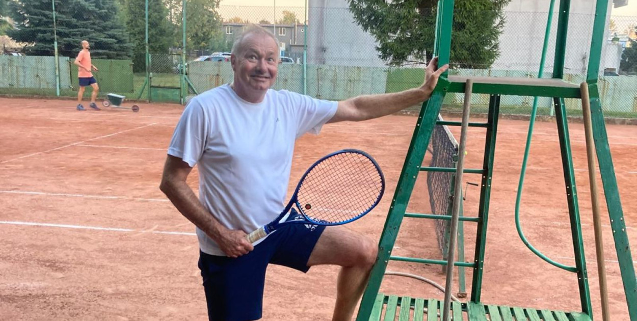 Prezes ŁTT Krzysztof Gajda na kortach przy ul. Powstańców w Łowiczu.