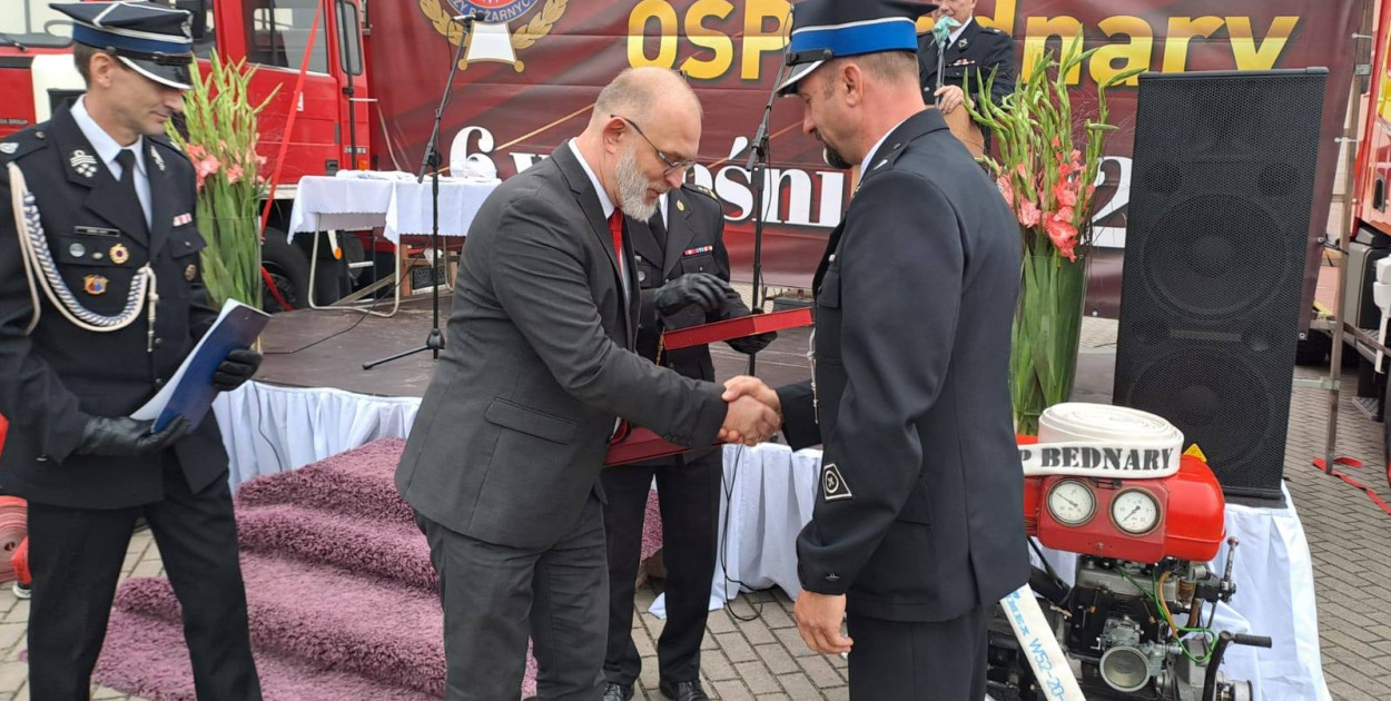 Prezes jednostki druh Albert Rurtkowski odbiera gratulacje od starosty łowickiego Marcina Kosiorka. fot. Powiat Łowicki.