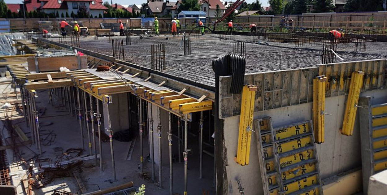 Zdjęcie z wcześniejszego etapu budowy spółdzielczych bloków na Bratkowicach. fot. NŁ 
