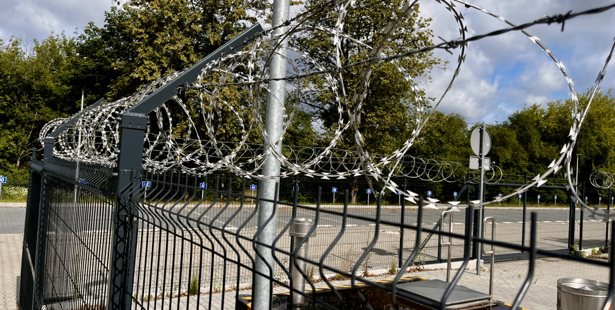Koniec z kolczastym płotem i bramami na chodnik. Od 2026 roku nowe zasady