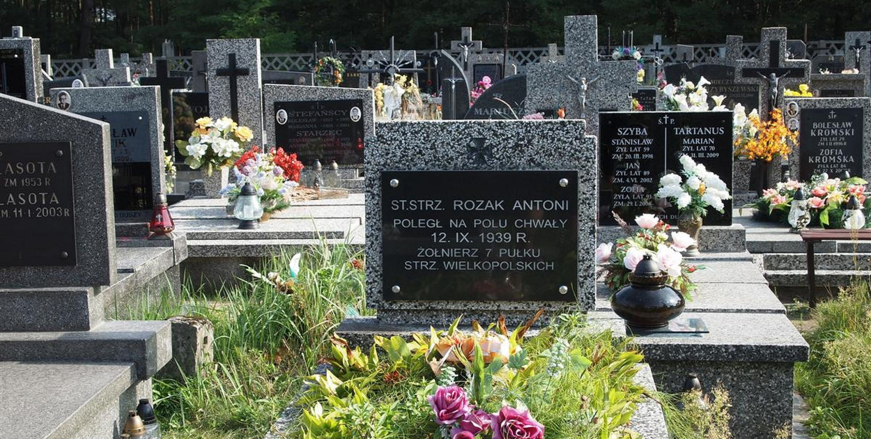 Grób st. strz. Antoniego Rozaka na cmentarzu w Bełchowie. 