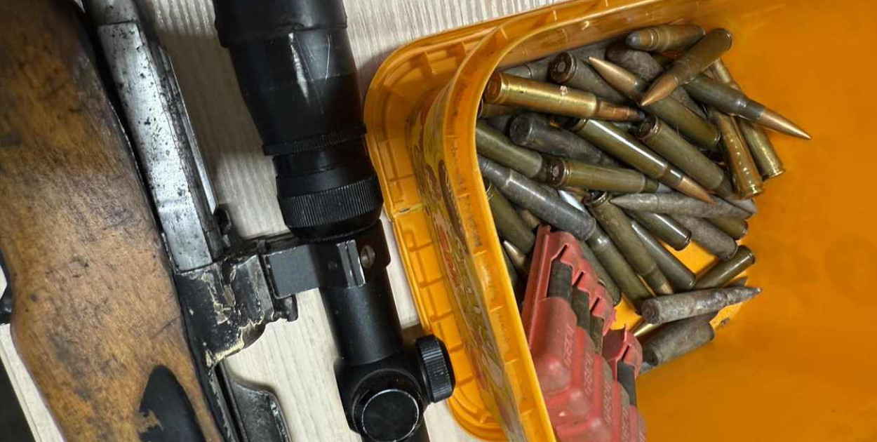 Broń i amunicja znalezione u 46-latka. fot. KPP Sochaczew