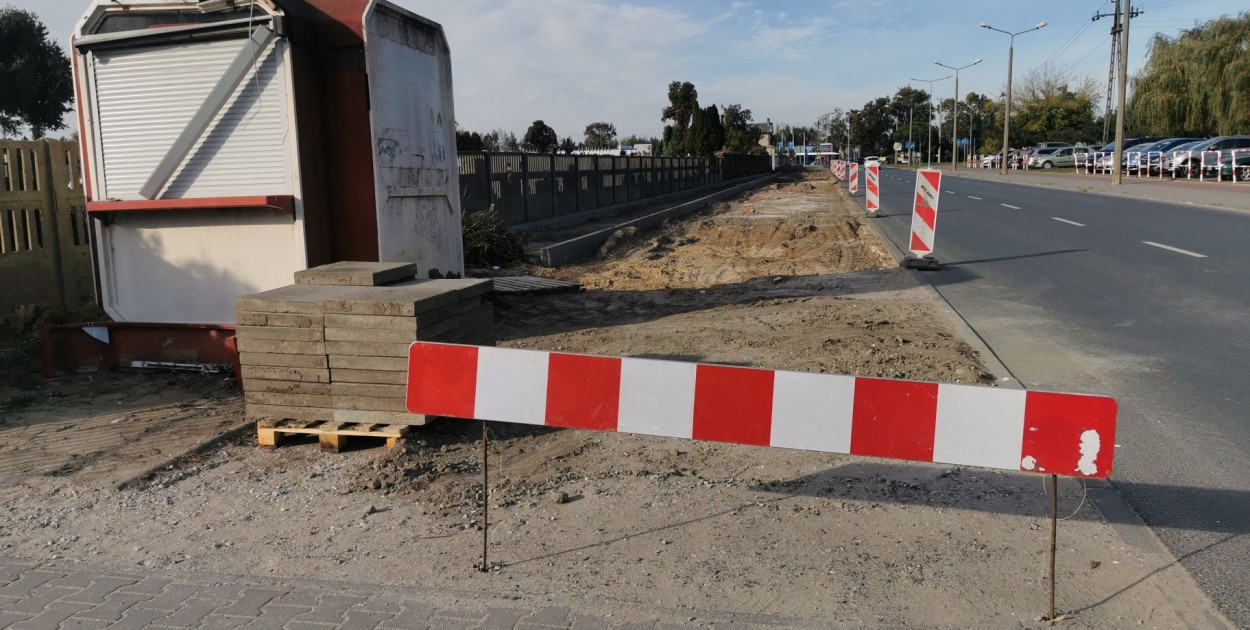 Trwa budowa parkingu przy ul. Tuszewskiej. Wykonano już korytowanie i obrzeża krawężnikowe. Fot. tb/NL