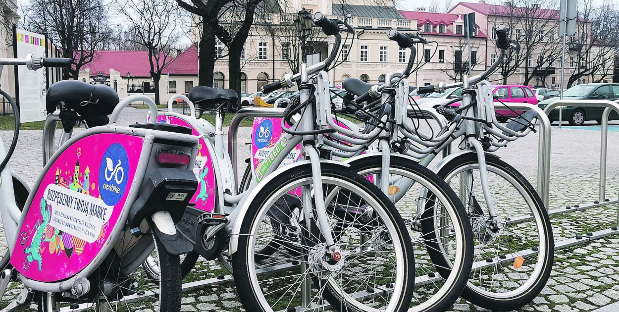 Miejskie rowery stały m.n. na Starym Rynku w Łowiczu. - arch. Lowiczanin.info