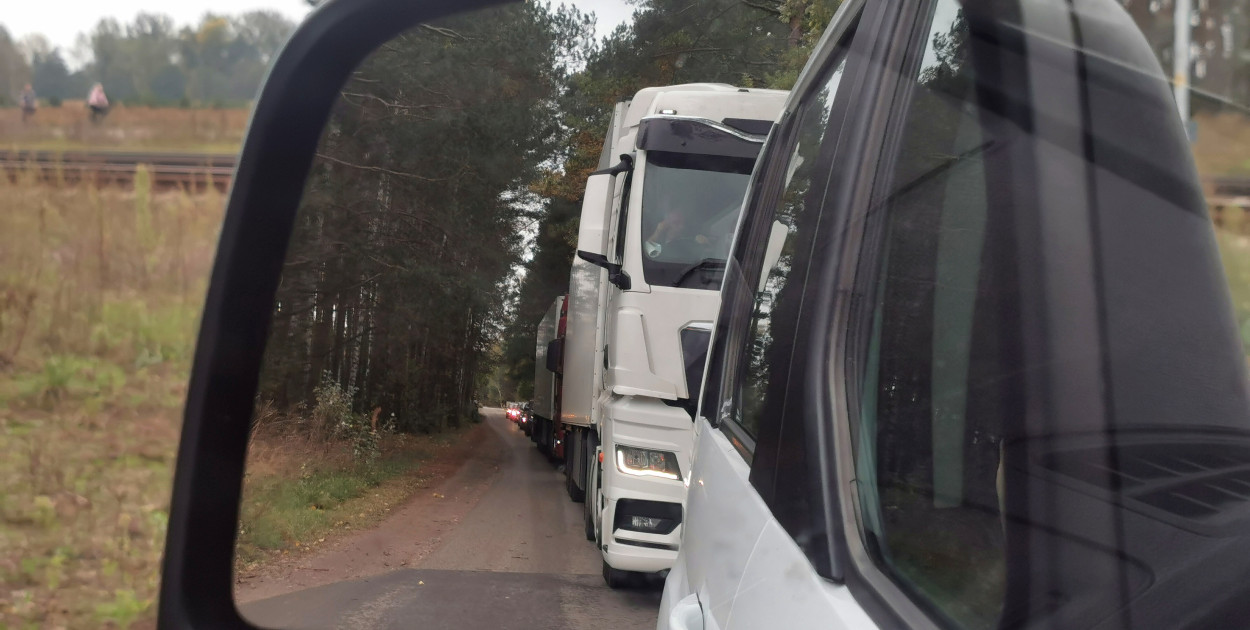 Kolejka samochodów na przejeździe kolejowym w Zielkowicach Góry, TIRów zazwyczaj tu się nie widuje. fot. tb/NŁ
