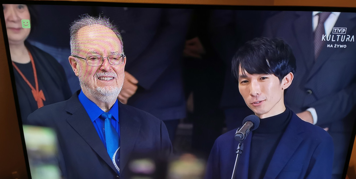 Zwycięzca konkursu Eric Lu (z prawej) z przewodniczącym jury Garrickiem Ohlssonem. 