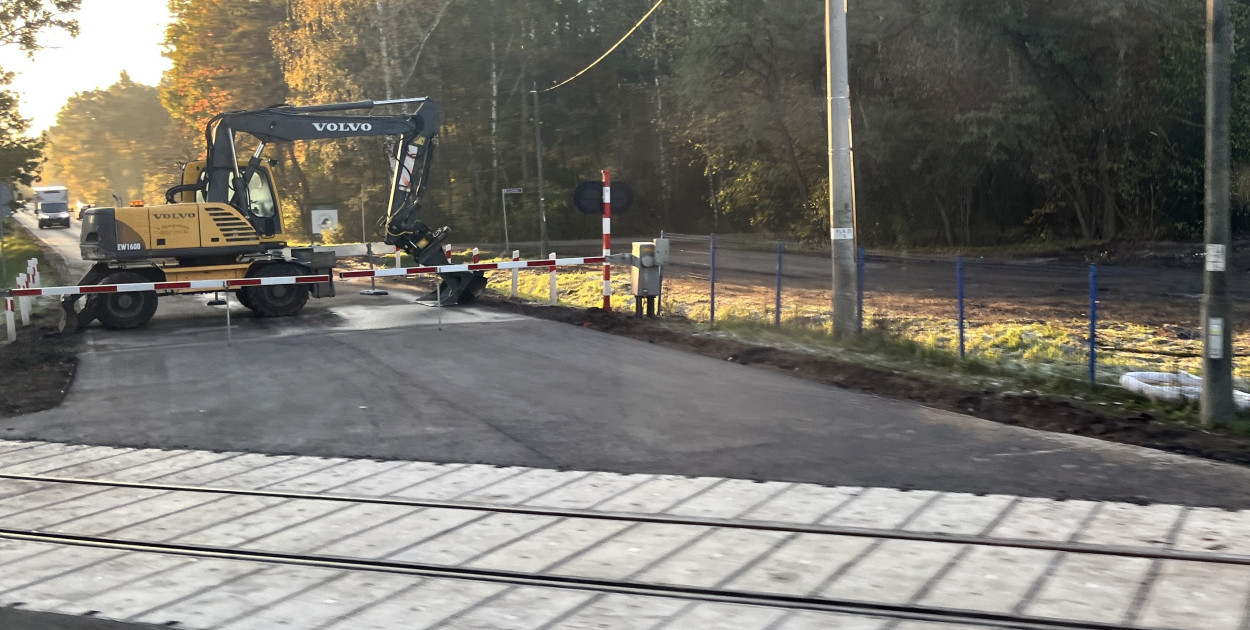 Prace na przejeździe kolejowym w Arkadii - widok z okien pociągu. fot. TK/NŁ