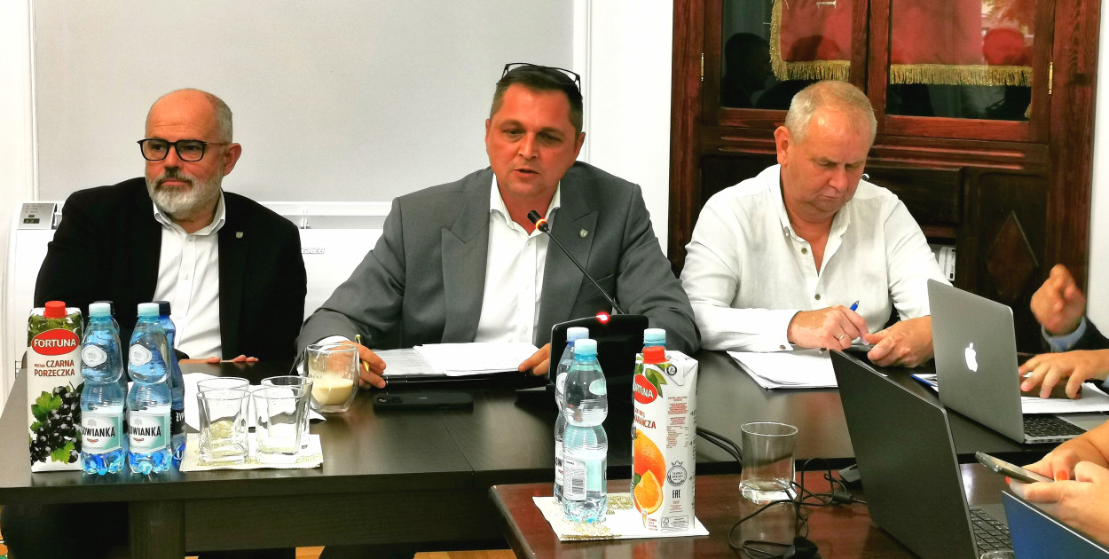 Burmistrz Łowicz Mariusz Siewiera - w środku. fot. tb/NŁ