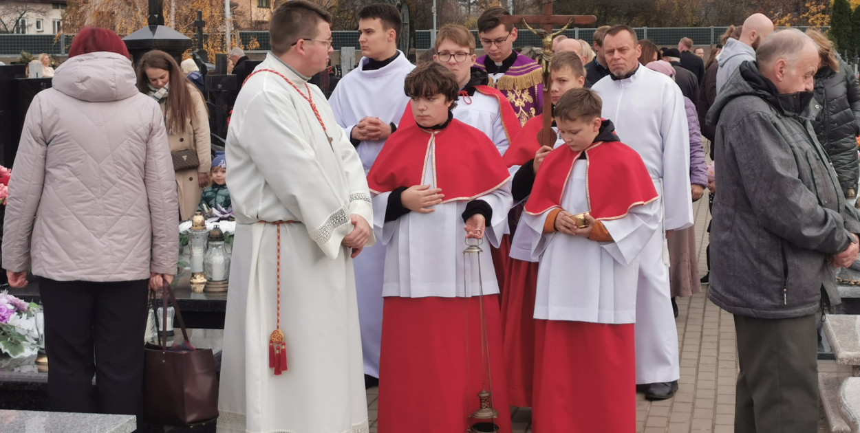 Mszę św. na cmentarzu katedralnym w Łowiczu poprzedziła procesja po cmentarzu z modlitwą za zmarłych. 