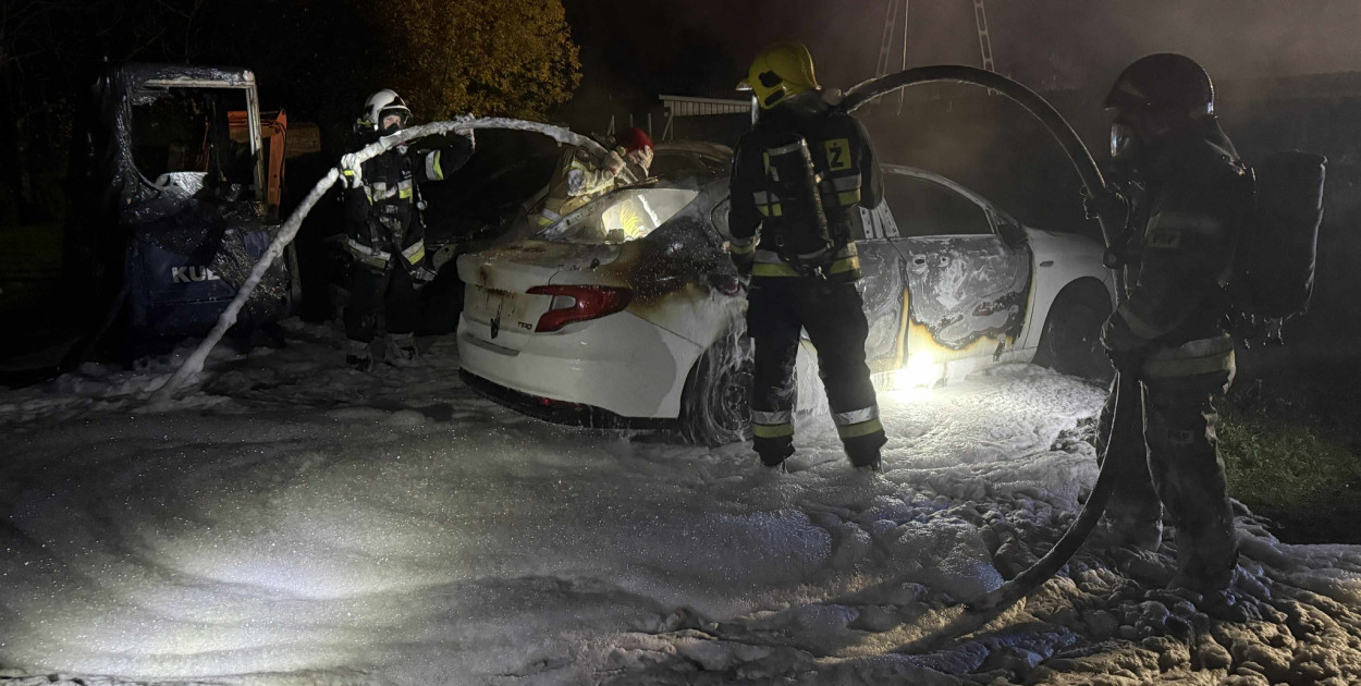 Pożar samochodów na parkingu przy os. Konopnickiej. fot. OSP Łowicz