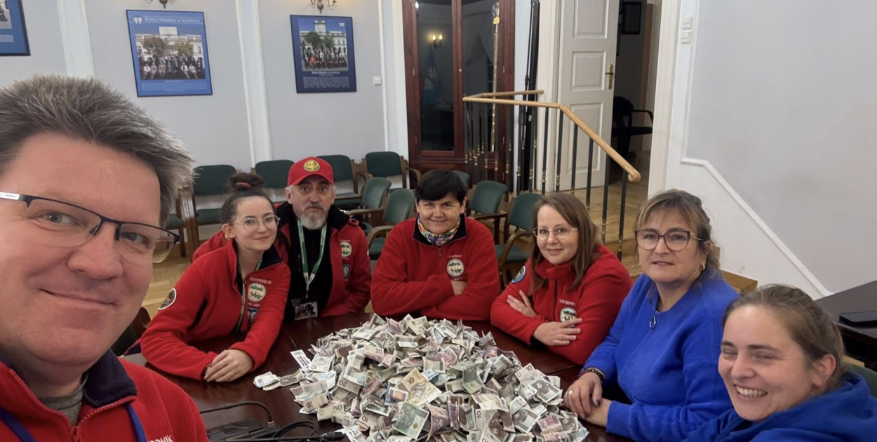 liczenie zebranych pieniędzy w sali radzieckiej łowickiego ratusza, na pierwszym planie Jacek Rybus. fot. PTTK Łowicz