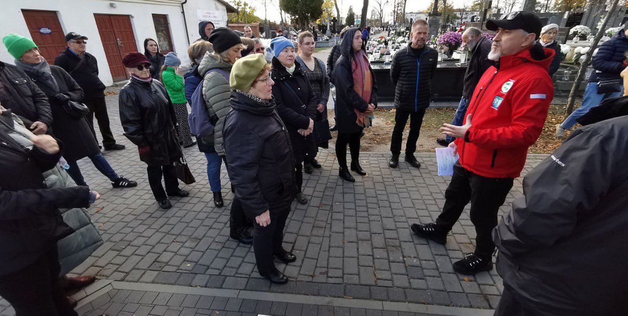 Przewodnik PTTK Zdisław Kryściak opowiada o cmentrzu katedralnym w listopadzie 2023 roku. fot. tb/NŁ
