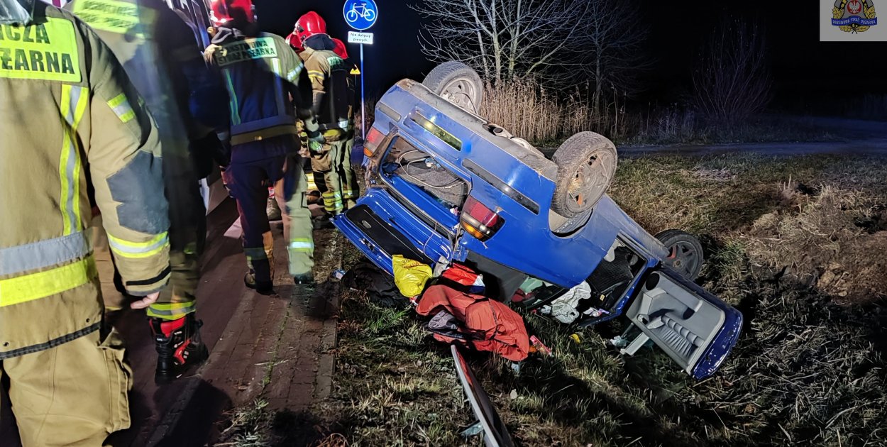 Strażacy intereniujący przy samochodzie, który dachował 20 listopada pod Bolimowem. fot. OSP Bolimów