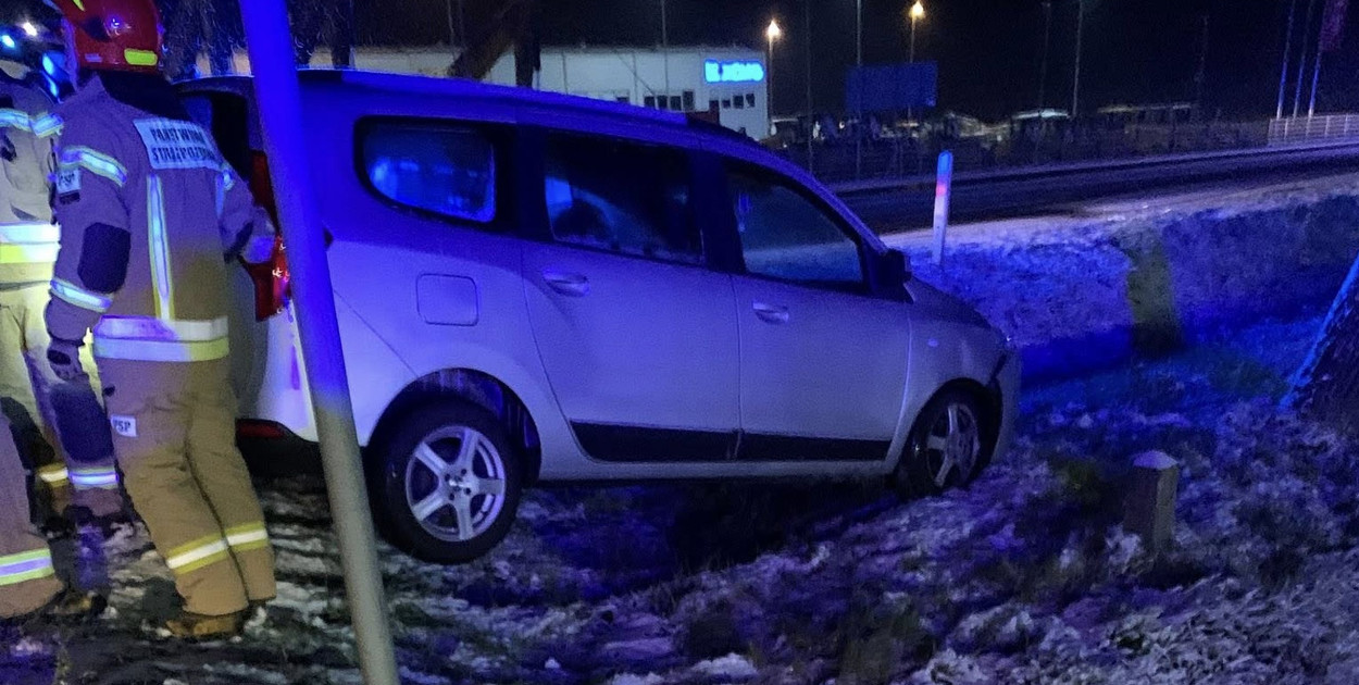 Dacia tuż po kolicji w czasie interwencji służb ratunkowych . fot. OSP Bednary, gmina Nieborów. 