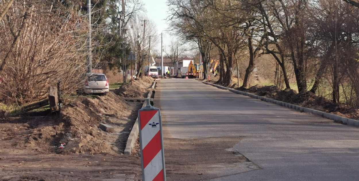 Ulica Nadbzurzańska w Łowiczu w trakcie prowadzonych prac modernizacyjnych. fot. tb/NŁ
