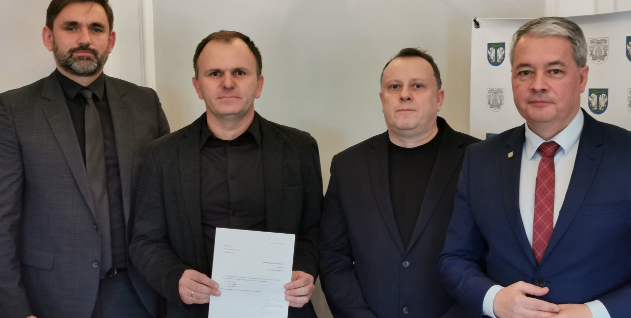 Radni: Jakub Wolski, Kamil Górski i Dariusz Jażdżyk oraz wiceburmistrz Jacek Wiśniewski. fot. tb/NŁ
