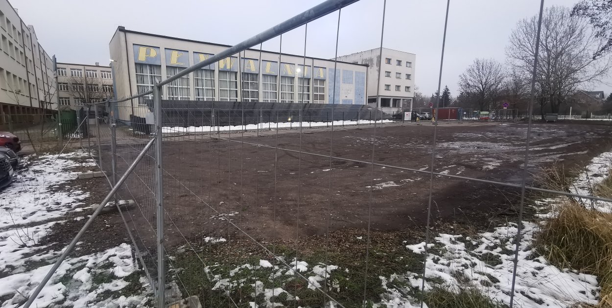 Ogrodzenie zamykające dostęp na parking przy miejskiej pływalni. fot. tb/NŁ