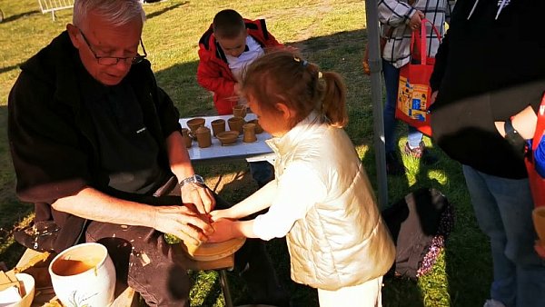 Warsztaty garncarskie na pikniku w Głownie