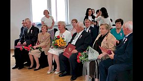 Bolimów. Jubileusz 10 par małżeńskich. Tort, szamp