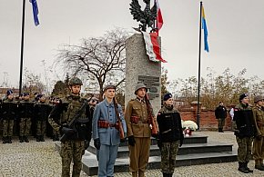 Zmiana warty przy Pomniku Niepodległości