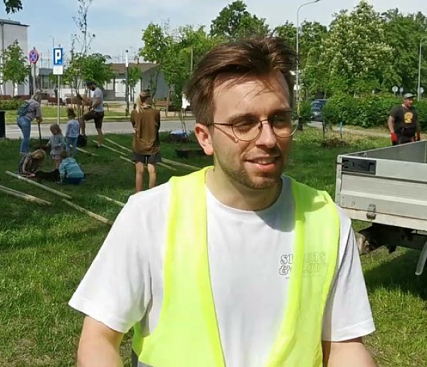 Przewodniczący Zarządu Osiedla Zatorze w Łowiczu Szymon Szaleniec o akcji "888 drzew dla Łowicza".