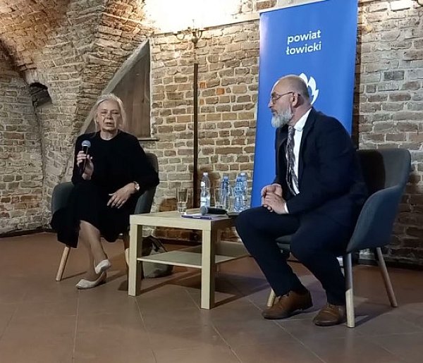 Spotkanie z psycholog Anną Wasiukiewicz. Prowadzi Marcin Kosiorek - starosta lowicki