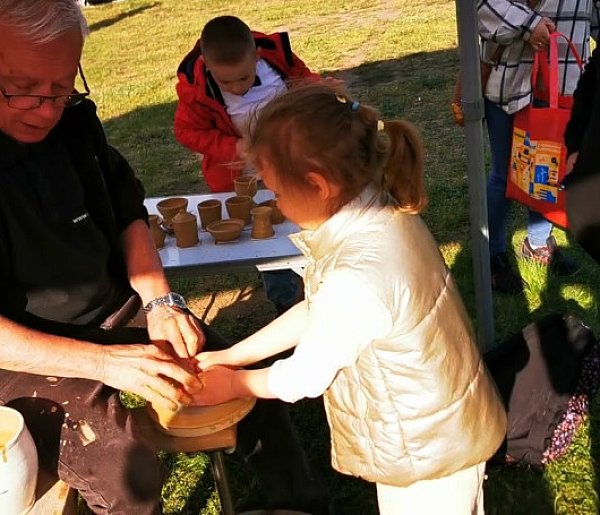 Warsztaty garncarskie na pikniku w Głownie