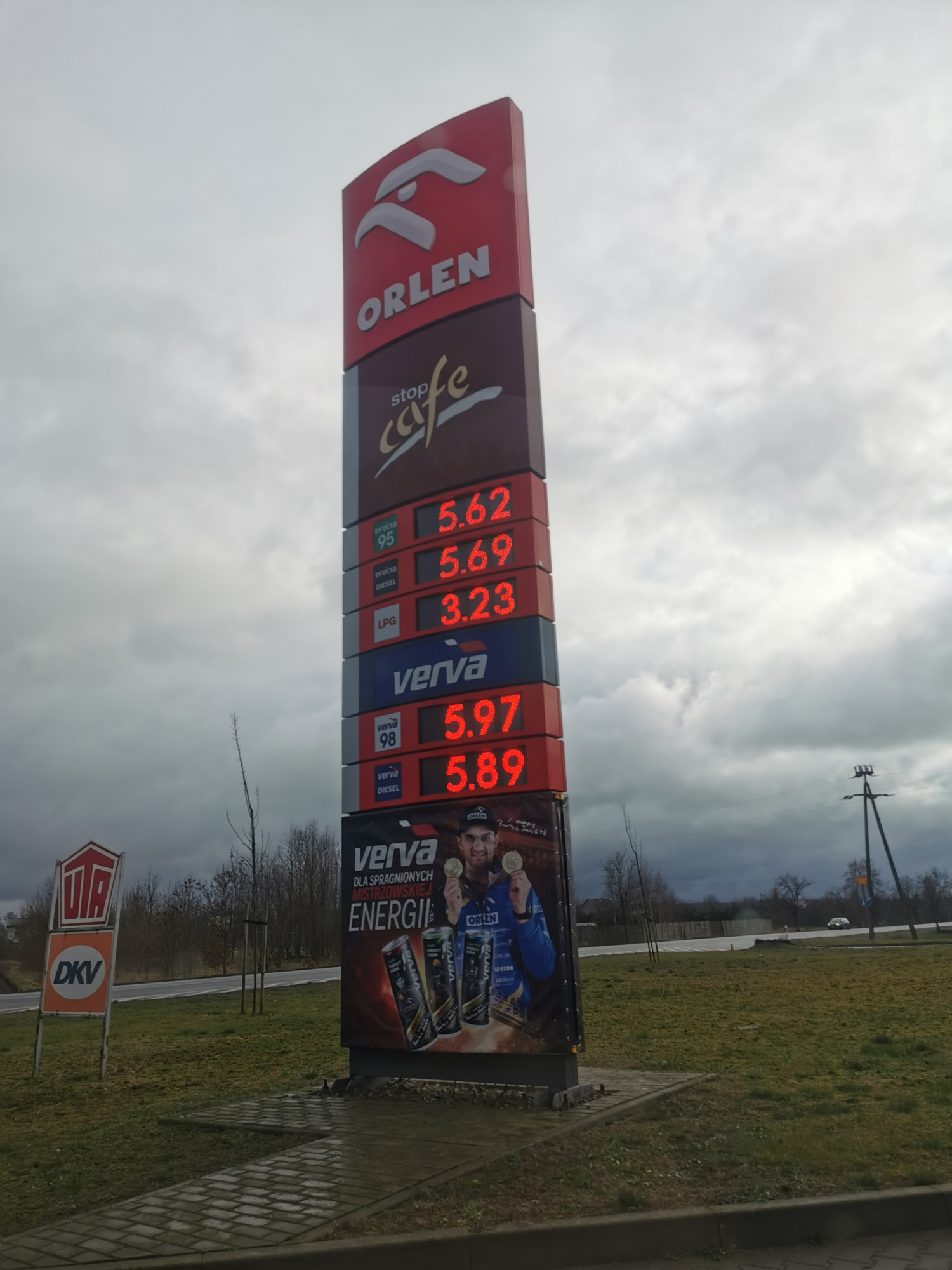 Ceny na stacji paliw przy ul. Prymasowskiej w Łowiczu.